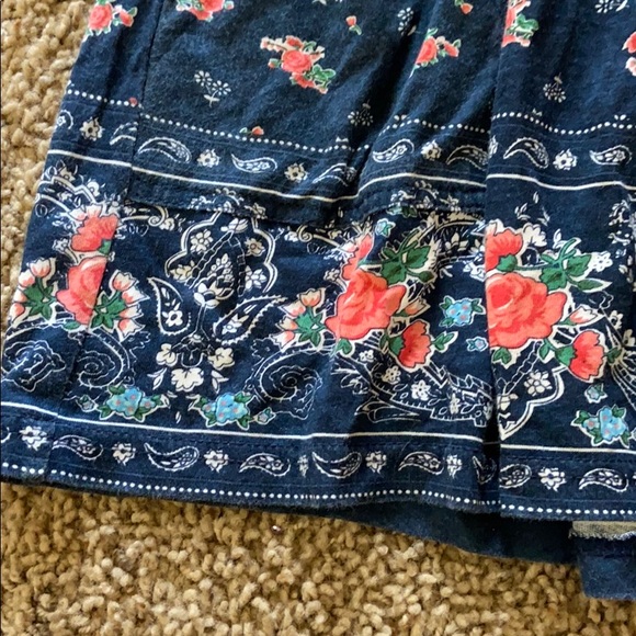 Blue flower print skirt with square side pockets - Picture 2 of 3